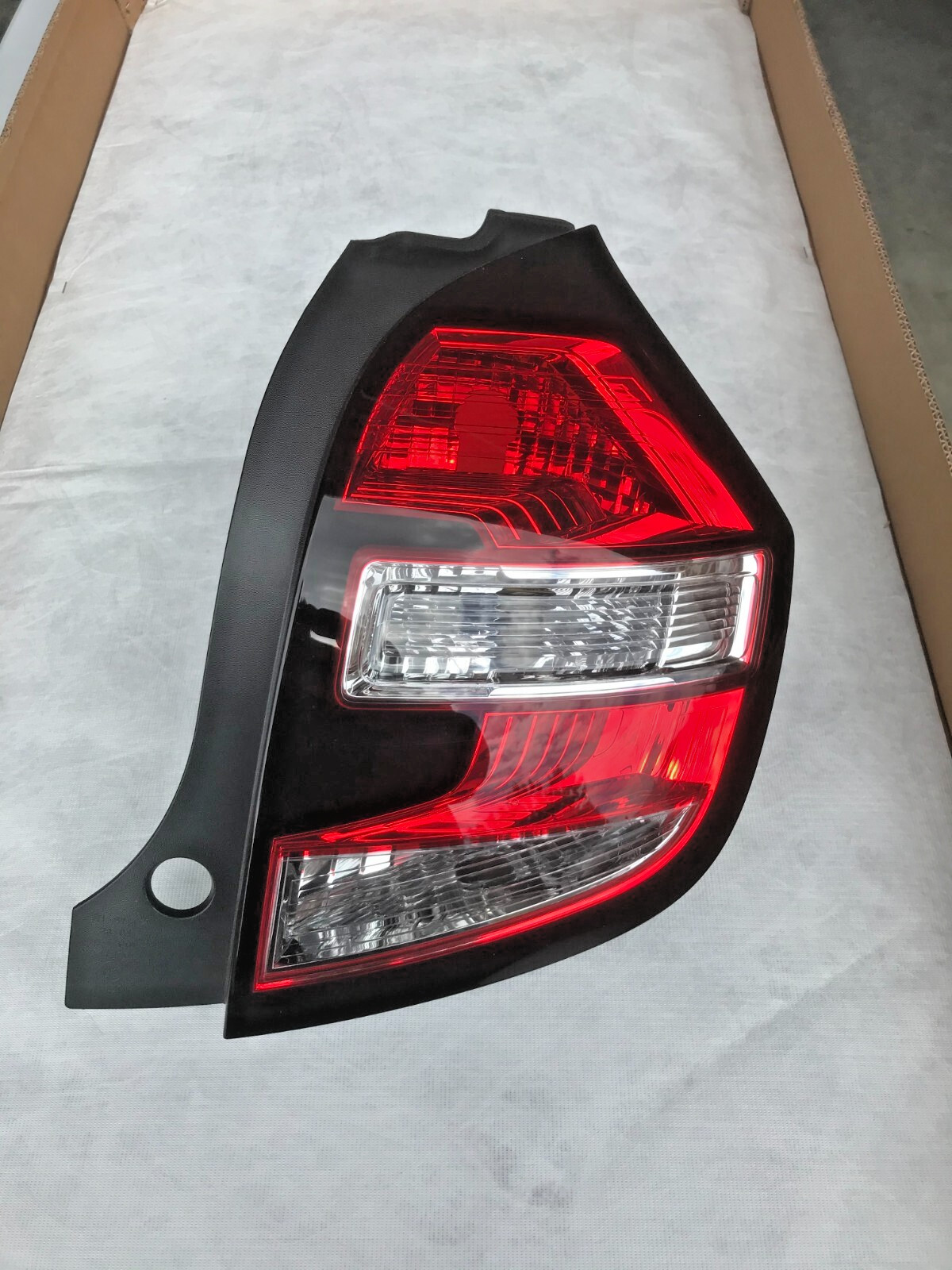 Feu arriere droit Twingo 3 reparer optique casse reference 265501361R
