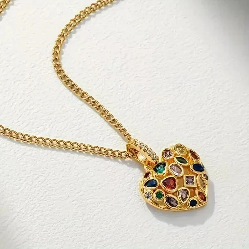 Colgante de belleza de granate rojo simulado de corazón de 2.00Ct para mujer chapado en oro amarillo de 14k Foto 2 de 4