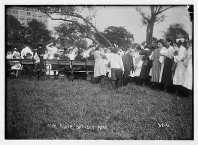 Photo:Battery Park New York NY 1908 May Party King and Queen of May Crowd