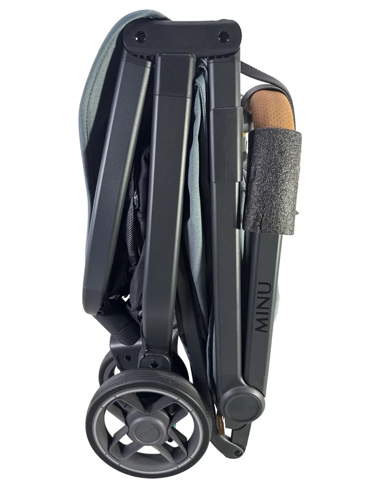 Cochecito de viaje UPPAbaby Minu V3, Dillan (azul piedra/marco de carbono/cuero arena) Foto 3 de 4