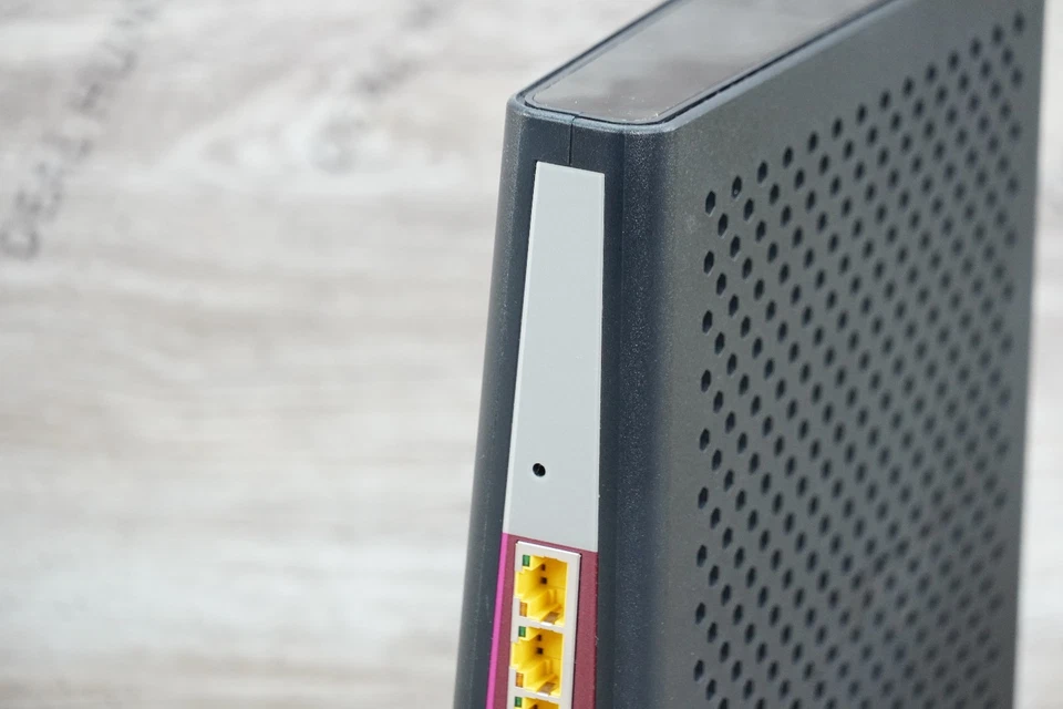 Arris SURFboard SBG8300 DOCSIS 3.1 Gigabit Cable Modem & Router + Power Supply - Image 4 of 4