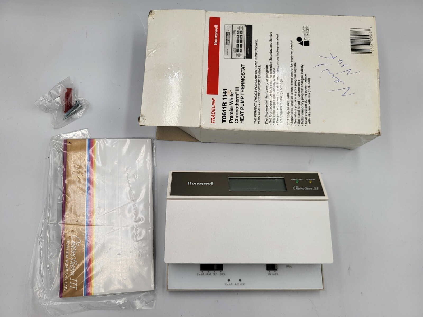 Honeywell Chronotherm III Programmable Thermostat T8611R 1141 NEW in