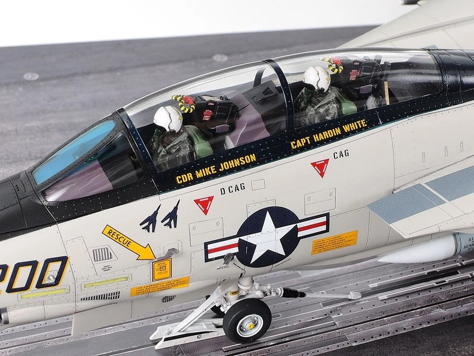 GRUMMAN F14 A TOMCAT con base di lancio 1-48 aereo militare caccia Tamiya 61122 - Immagine 2 di 4