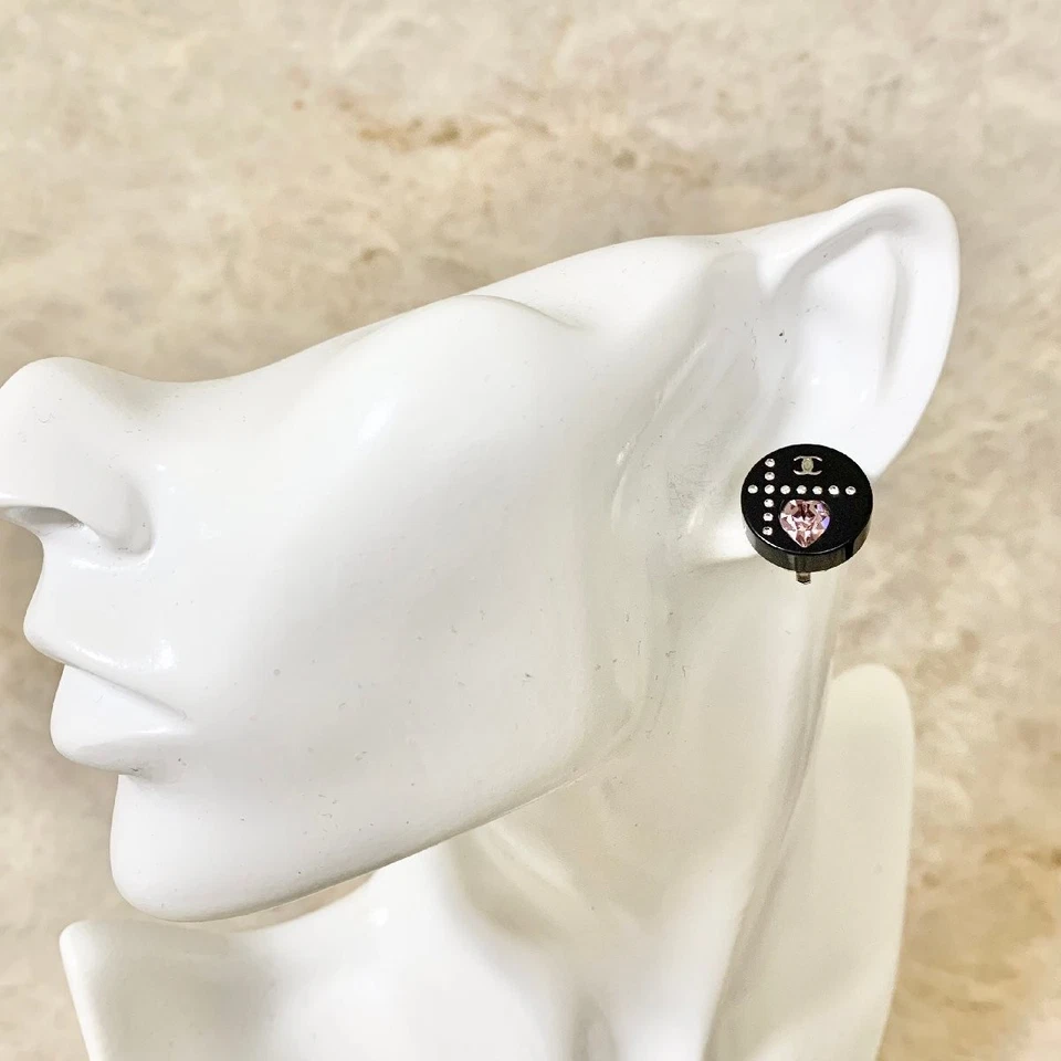 Chanel Auténticos Pendientes Redondos Marca COCO Corazón Rosa Cristal Piedra Plástico Negro Foto 4 de 4