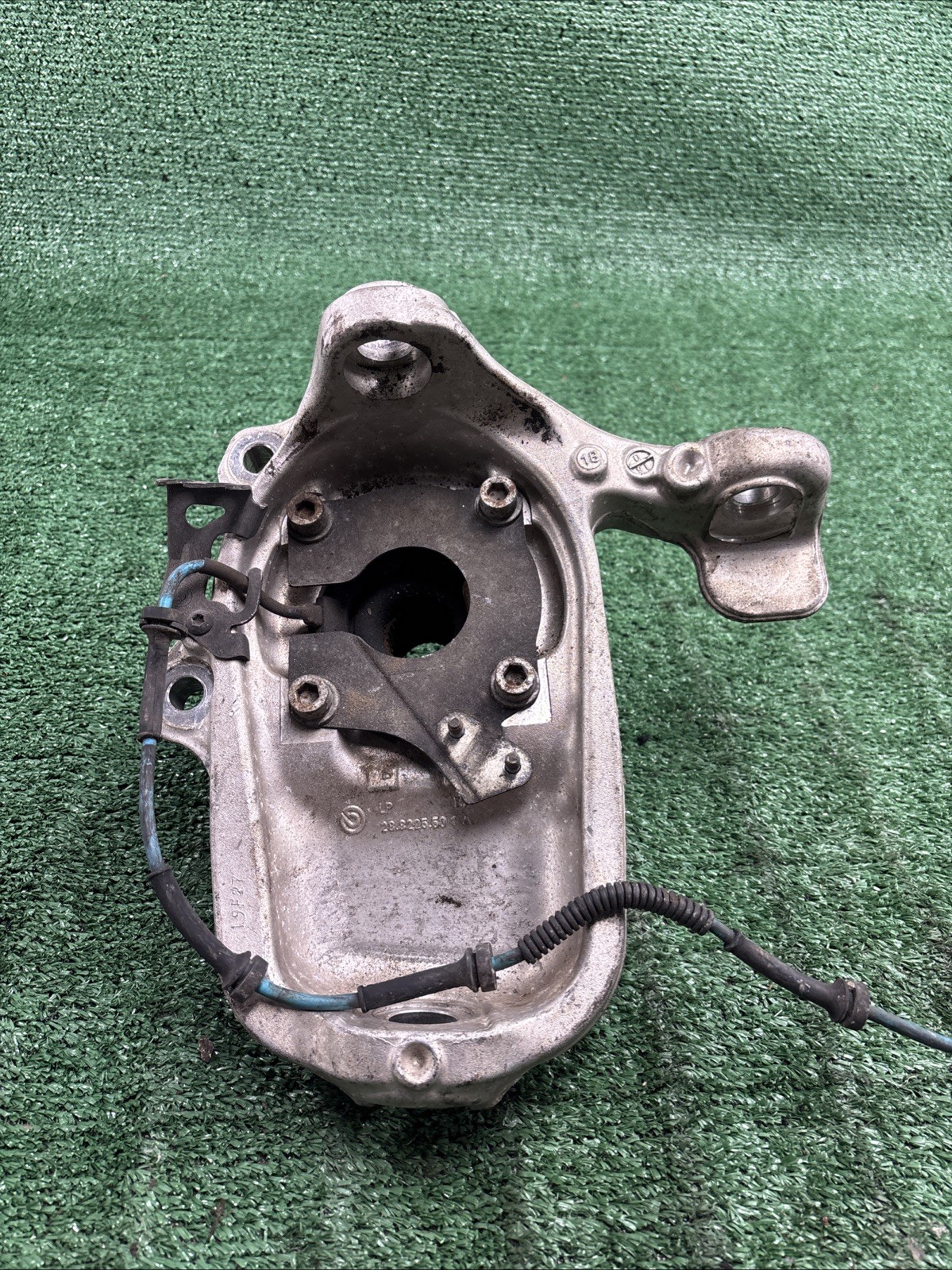 03-08 Maserati Quattroporte M139 Front Left Side Bearing Spindle Knuckle Hub OEM
