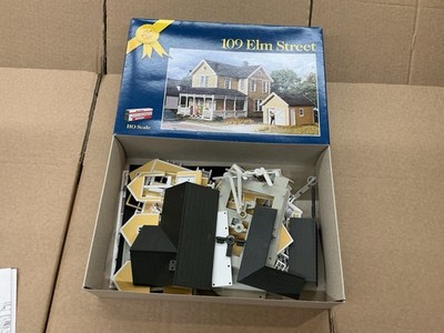 WALTHERS HO SCALE 109 ELM STREET HO HO HO BUILDING SET FOR RAILWAY LAYOUT!