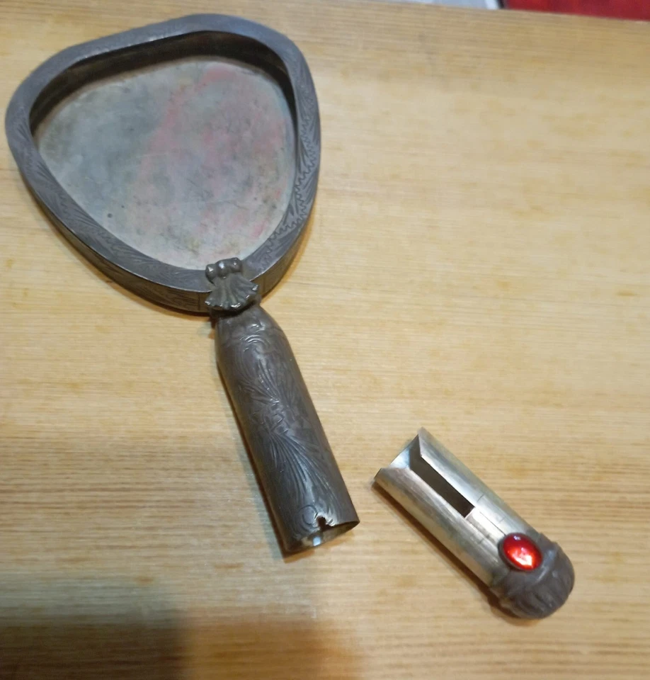 Specchietto vintage da borsetta in argento con portacipria e portarossetto - Immagine 2 di 4