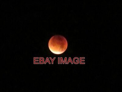FOTO SUPERMOND MONDFINSTERNIS DER BLUTMOND IN EINEM ABGEDUNKELTEN HIMMEL NAHE DER VOLLEN EC