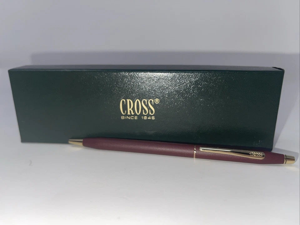 Bolígrafo de colección A.T. Cross Century mate con acento dorado borgoña hecho en EE. UU. Foto 2 de 4