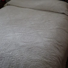 Vtg Penney's Full Bedspread White, Geometric Medallions #131 Ball Fringe 96x108"