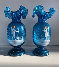 COPPIA VASI Mary Gregory VETRO TRASPARENTE BLU DECORO FIGURA SMALTO BIANCO 1880