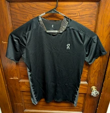 On Cloud Running Performance Running Tee. Men M Breathable Lightweight Tech