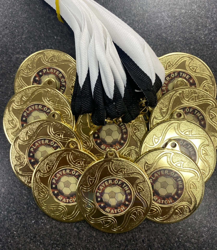 SPA TROPHIES 10 x Spieler des Spiels Medaillen + schwarz & weiß Bänder Gold Fußball Medaille