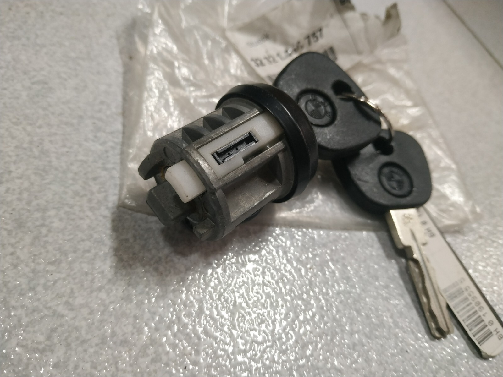 BMW E34E36E32E31Z1 lock cylinder with key !!NEW!! !!GENUINE