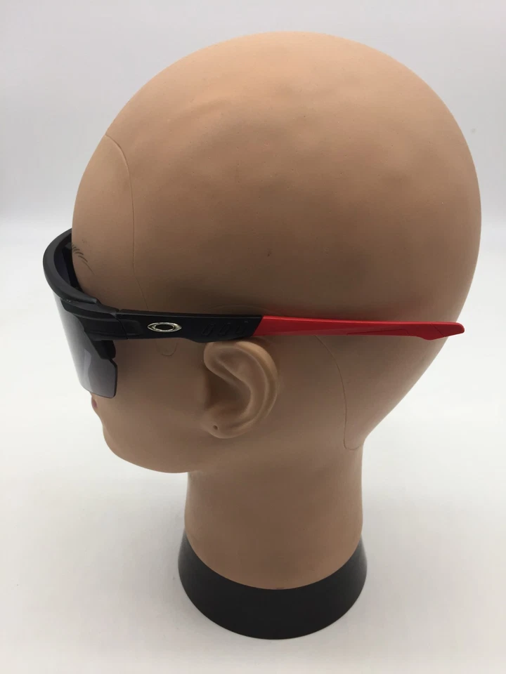 Gafas de sol Oakley con montura negra/roja mate lentes azules de diseñador Foto 4 de 4