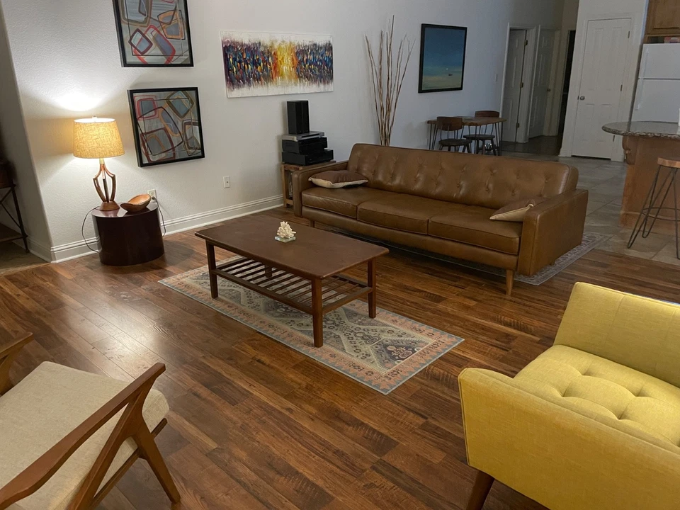 Sofá de mediados de siglo de cuero marrón Foto 2 de 2