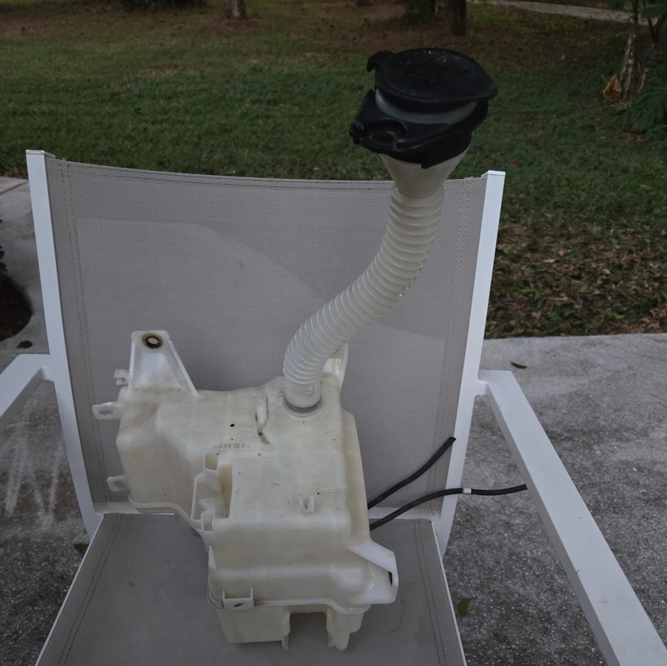 BOTELLA DEPÓSITO LÍQUIDO LAVADORA PARABRISAS 2009 Toyota Venza Foto 3 de 4