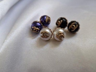 KONVOLUT VON ZWEI CHANEL KLEINEN PERLENKNÖPFEN 12 MM
