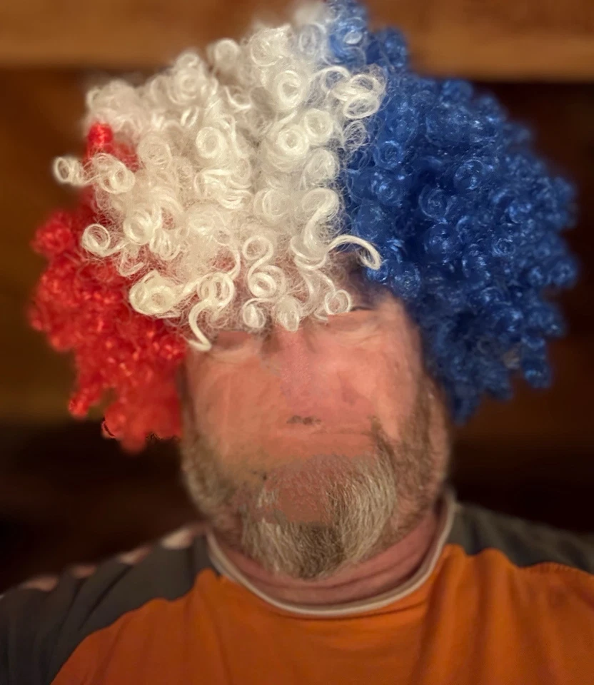 Peluca rizada roja, blanca y azul de Halloween remata ese look de payaso asesino 👀 Foto 3 de 3