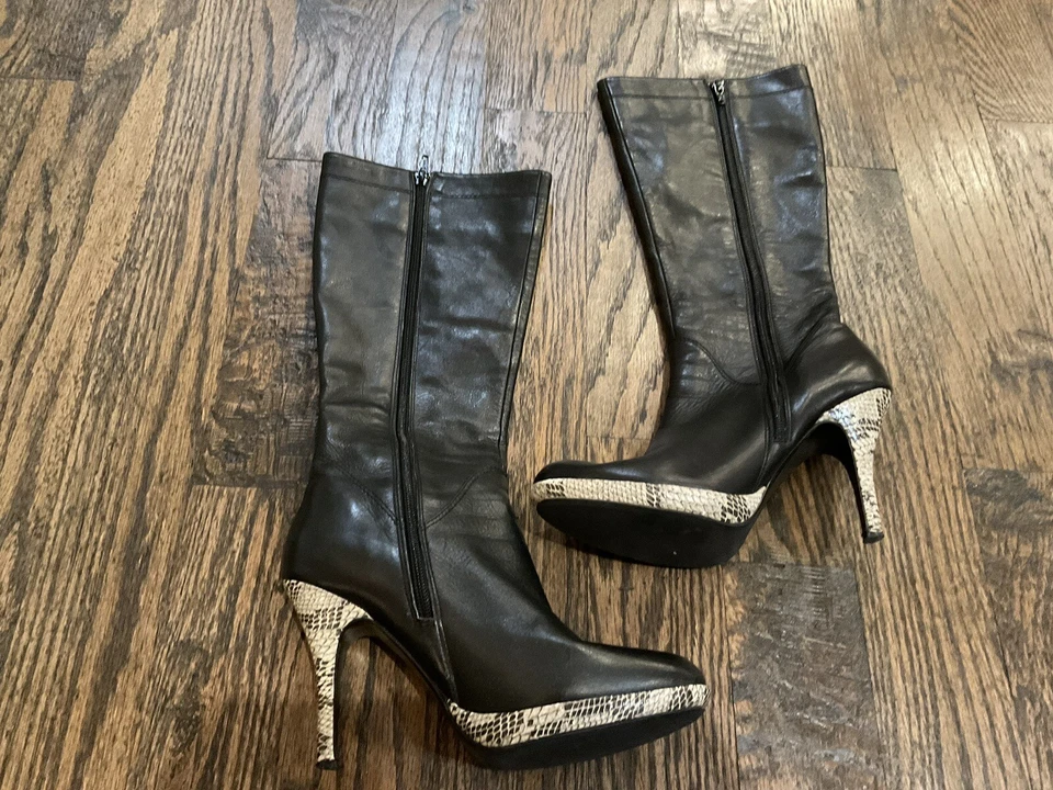 Botas de vestir altas de cuero negras con estampado de serpiente de 4" de tacón Charles David talla 7M Italia Foto 4 de 4