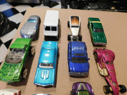LOT OF 20 HOT WHEELS CARS TRUCKS VARIOUS YEARS #1 - Picture 12 of 12