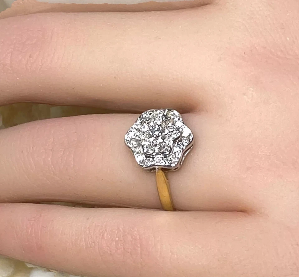 Anillo con racimo de diamantes de oro blanco de 9 quilates 3,3 gramos - talla N 1/2 Foto 3 de 3