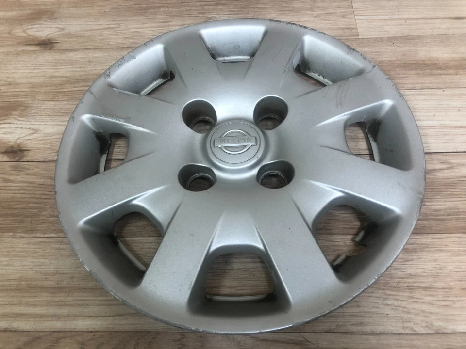 PLACA TAPACUBOS RUEDA CENTRAL DELANTERA O TRASERA NISSAN SENTRA OEM 14" 2000-2002 Foto 2 de 4