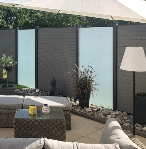WPC Sichtschutzzaun Gartenzaun Steckzaun Zaun System grau mit Glas matt
