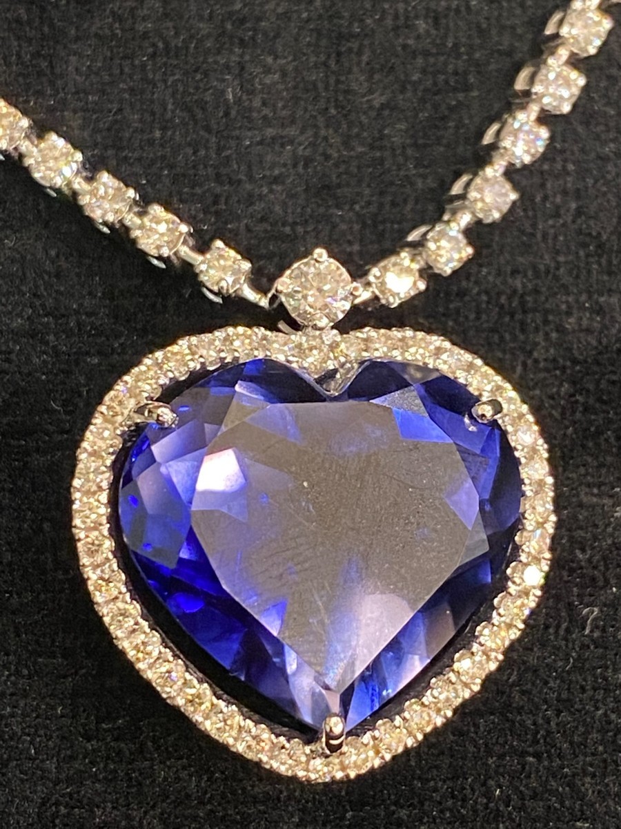 Collier "Cœur D'Océan" En Or Blanc 18K - Avec Saphir Cœur 29,66 Cts Et Diamants Ronds 6,49 Cts