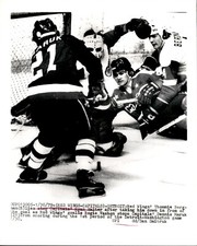 CGE11 1979 Wire Photo RED WINGS GOALIE ROGIE VACHON STOPS CAPITALS DENNIS MARUK