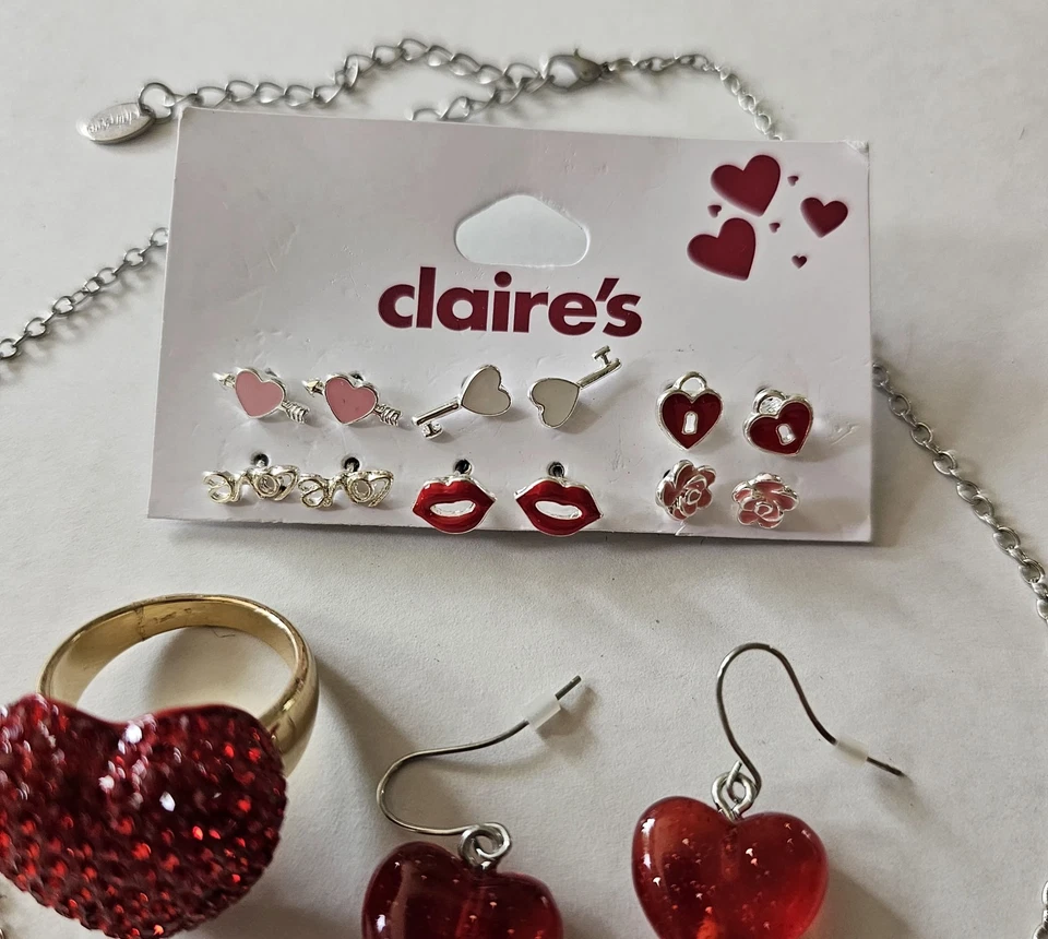 Conjunto de joyas de piruleta corazón rojo Claire’s pendientes collar anillo y tachuelas San Valentín Foto 3 de 4