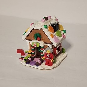 LEGO - Gingerbread House 40139 2015 Exclusive XMas Holiday Candy With Mrs Claus 