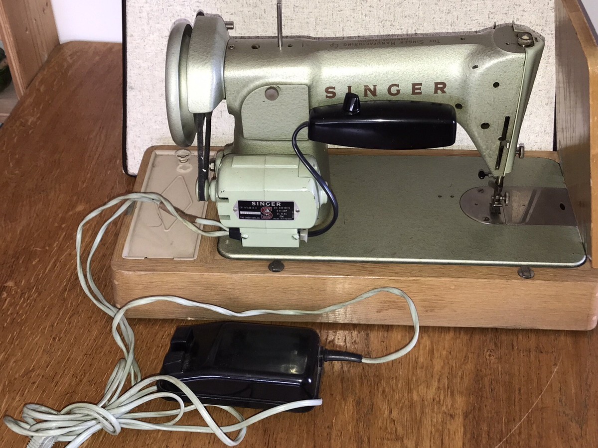 Antica macchina da cucire Singer AC894166 con regolatore motore a pedale e motor