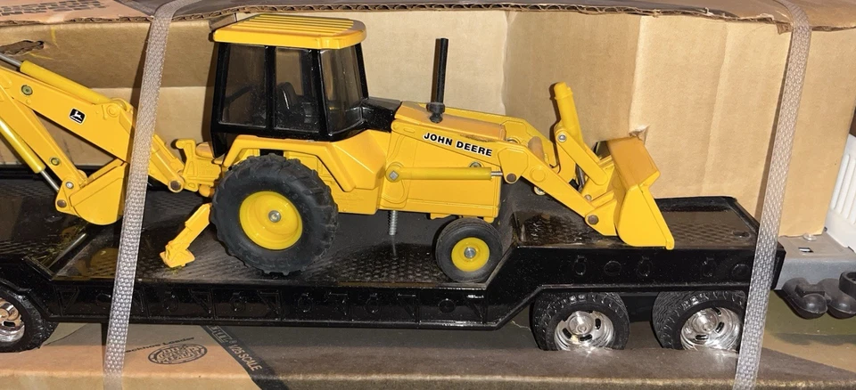 ERTL John Deere Construction Equipment Hauling Truck Set Backhoe 1/25 - Image 2 of 4