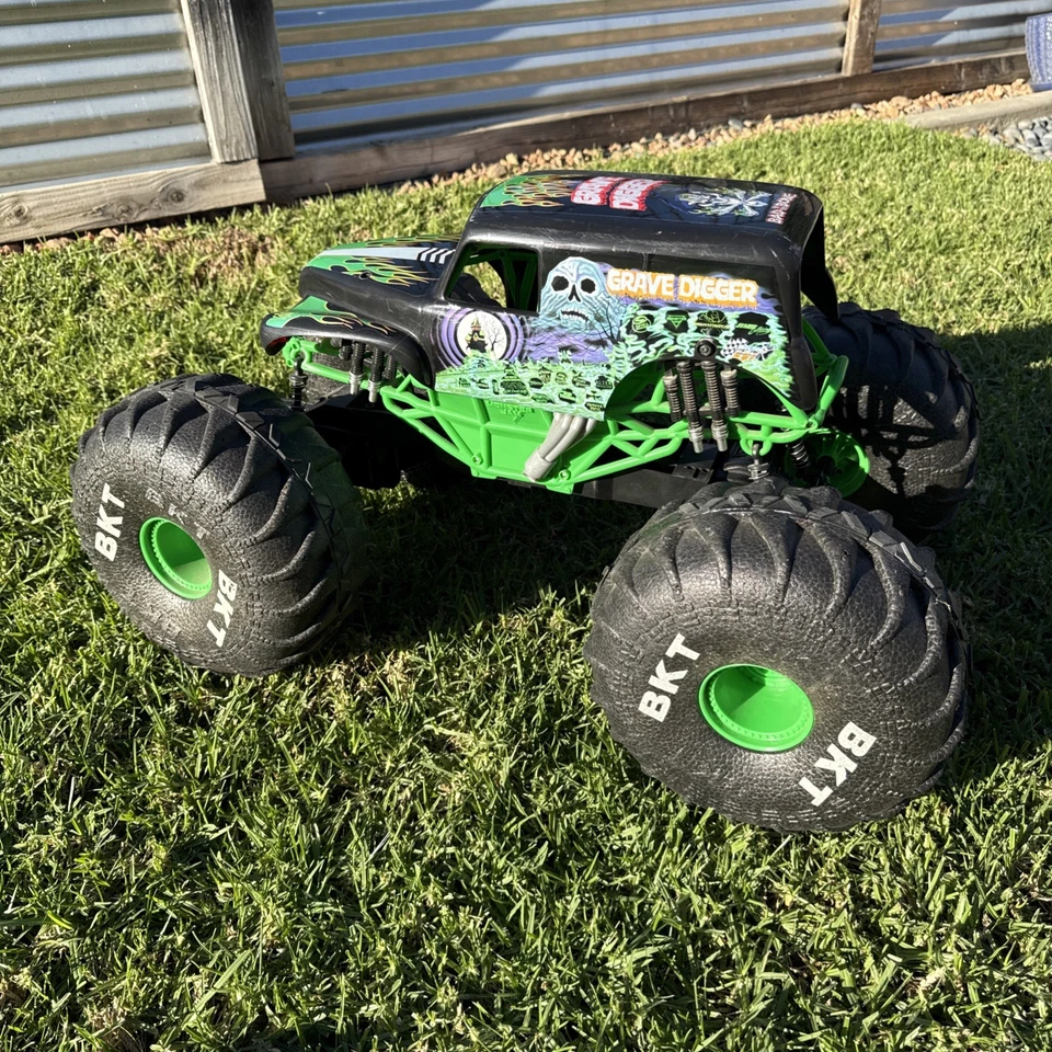 MONSTER JAM MEGA GRAVE DIGGER 1:6 SCALE ALL-TERRAIN RC MONSTER TRUCK - Image 2 of 4