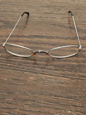 vintage-style silver metal oval eyeglasses feature thin temples