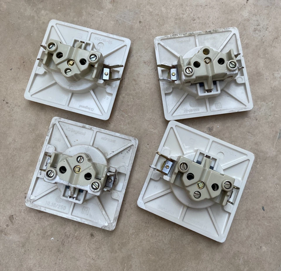 LEGRAND Neptune - Lot de x4 Prise 2P+T - Photo 2/2