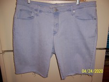 NWT Universal Thread 20W Stretch Bermuda Shorts Smooths Sculpts Fitted Hip