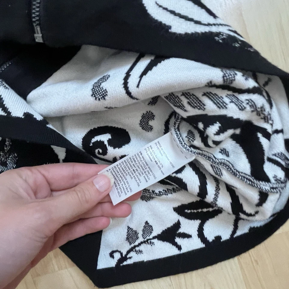 Chaqueta Chicos Talla 0 Pequeña Blanca y Negra Floral Paisley Cremallera Frontal  Foto 4 de 4