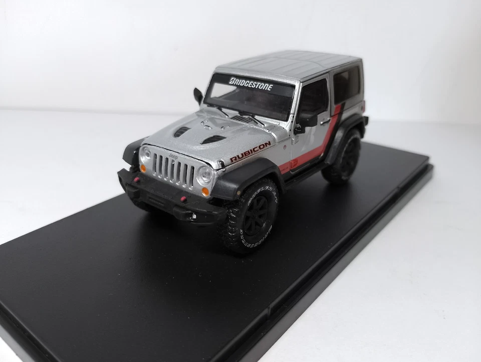 Jeep Wrangler Rubicon 2014 (1/43) todo terreno, Bridgestone, + caja, estuche y soporte Foto 2 de 4