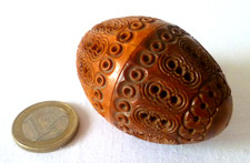 ANCIEN OEUF EN NOIX DE COROZO SCULPTÉ