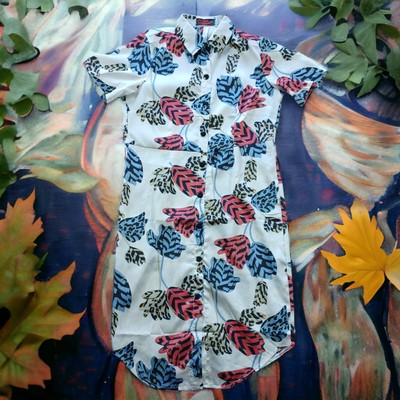 Ot Xinh dress Labeled L measures Small short sleeve floral graphic print 3/4 zip