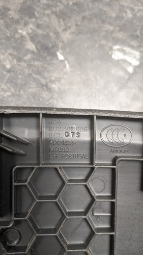 Audi Q3 2013 - moldura de pilar D trasero N/S - 8U0 868 605 - Imagen 3 de 3