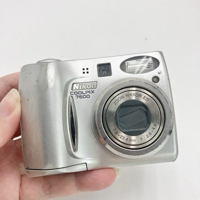 Nikon Coolpix 7600 7.1MP Digital Camera Silver   Powers On, Broken Battery Door