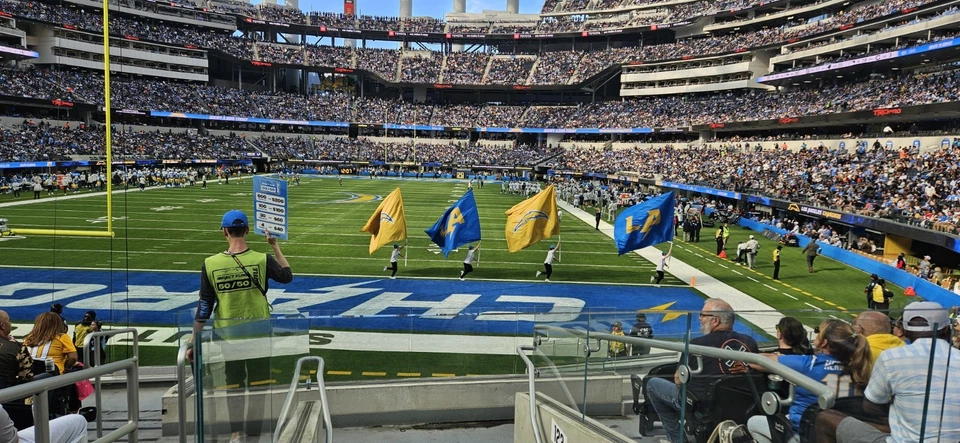 Cargadores vs. Eagles - Sección 123 - 4 asientos de pasillo + pase de estacionamiento Foto 3 de 4