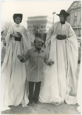 Le Couturier Jacques Esterel Bat Le Record Du Monde Du Maxi. Mode. Paris. 1971