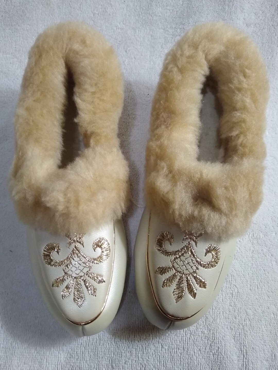 PANTOFOLA D’ORO Vinile da donna vintage vintage Made in USA con design filo d'oro e pantofole in pelliccia sintetica