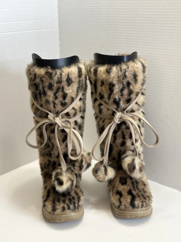 Botas Colin Stuart para mujer piel sintética leopardo pompón corbatas Victoria Secret talla 7 Foto 4 de 4