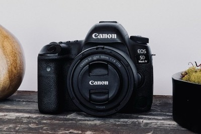 Canon EOS 5D Mark IV 30.4MP DSLR Black w/ 50mm f/1.8 Lens Battery/Charger