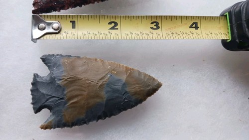 Two Flint Knapped Arrowheads. Red Mohagany Obsidian and Blue Hornstone Chert - Picture 3 of 15